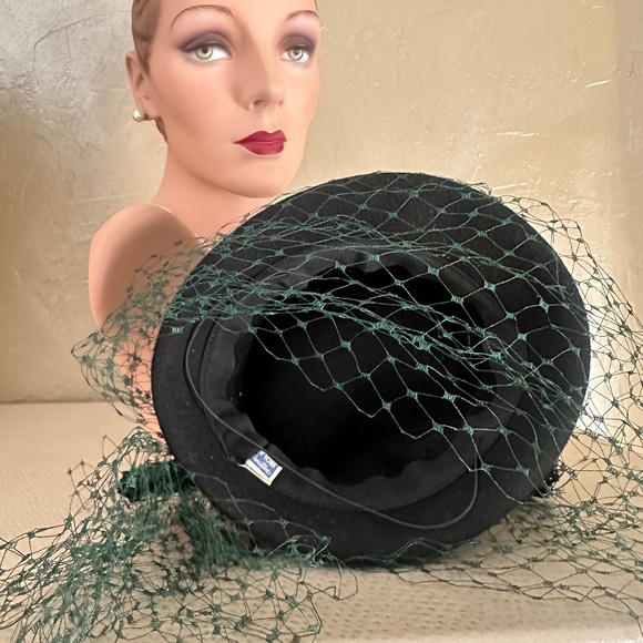 GLORIOUS 1940s' BLACK FELT TILT HAT - Picture 12 of 13